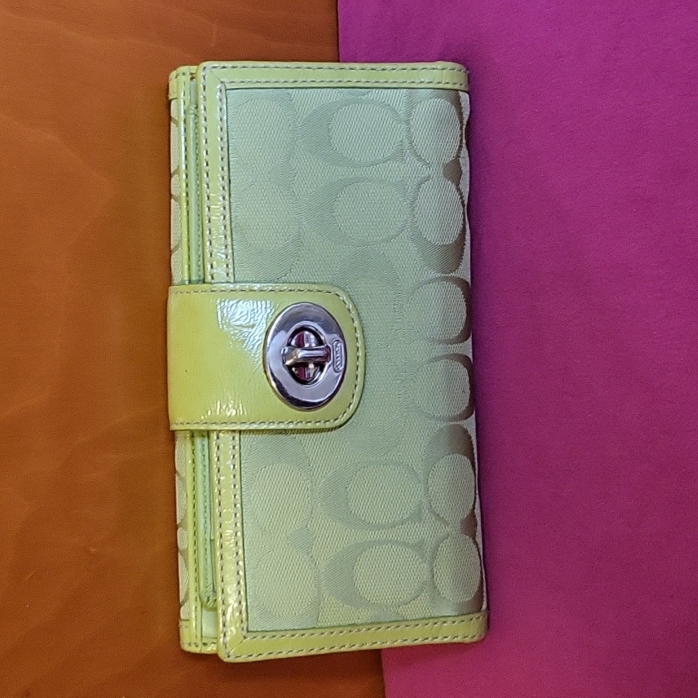 🎉Host Pick🎉 Lime Green Signature Coach Turnlock Wallet With Checkbook Holder